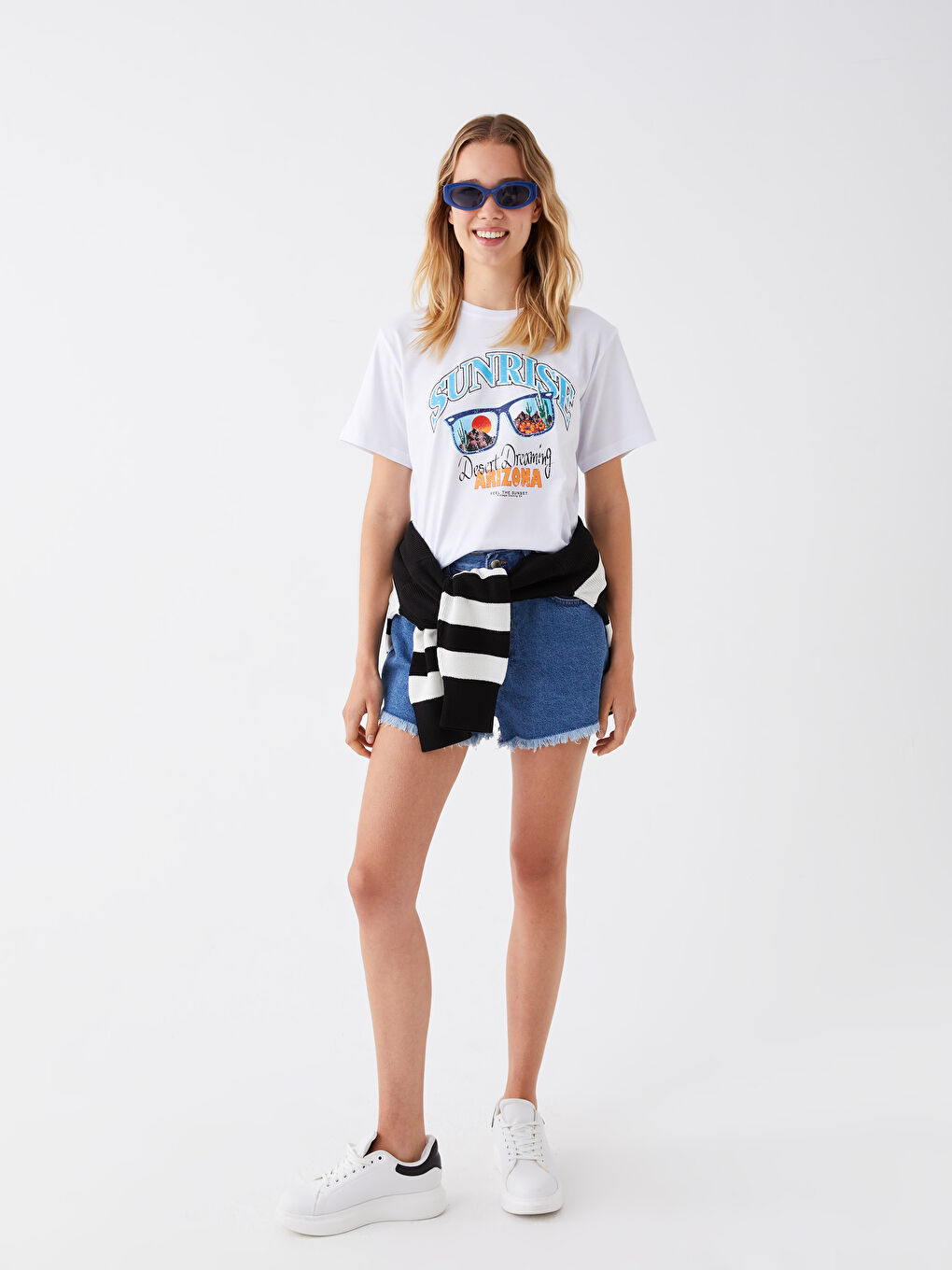 Beyaz Bisiklet Yaka Baskılı Kısa Kollu Kadın Tişört-4