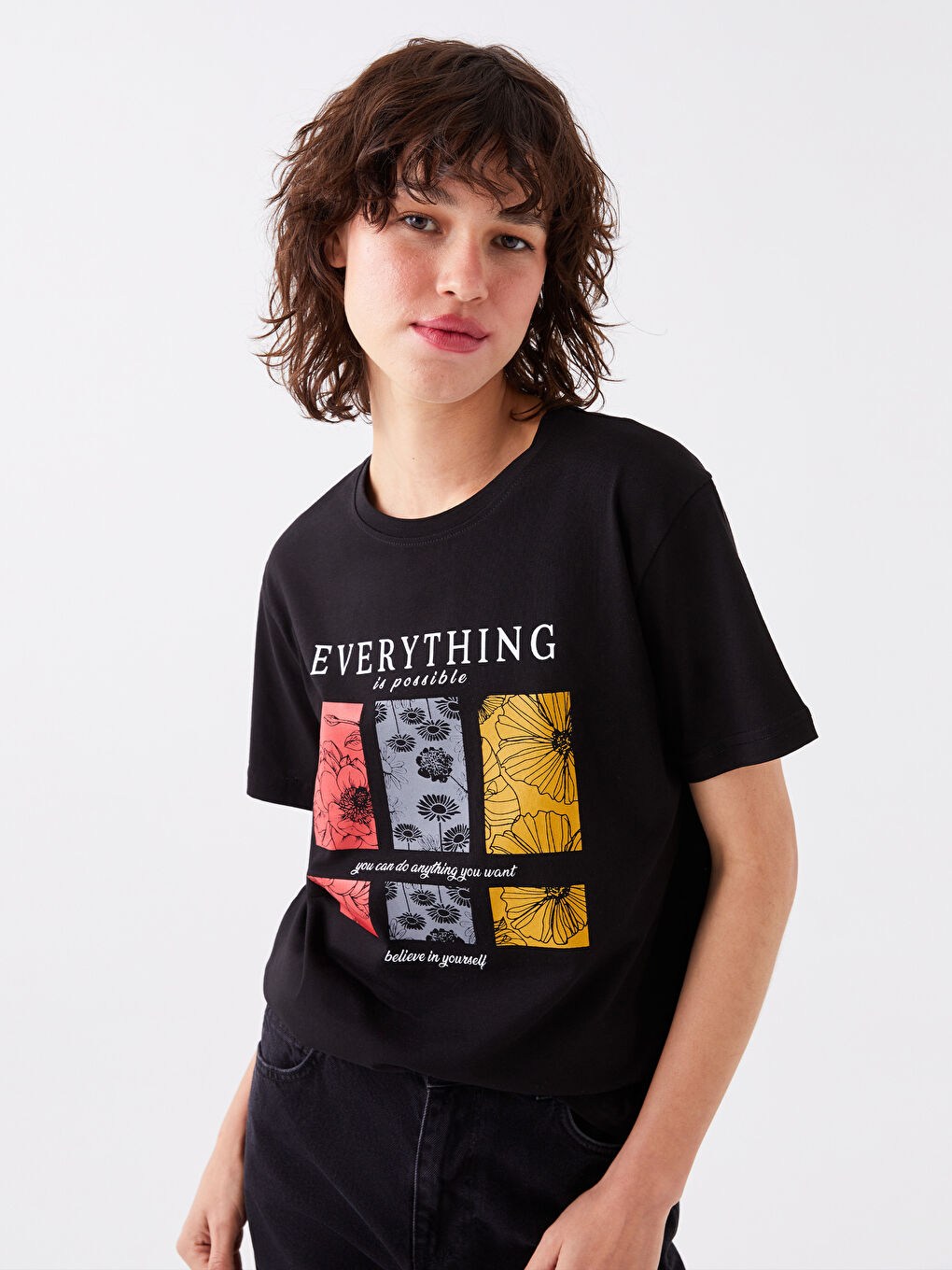 Siyah Bisiklet Yaka Baskılı Kısa Kollu Kadın Tişört-1