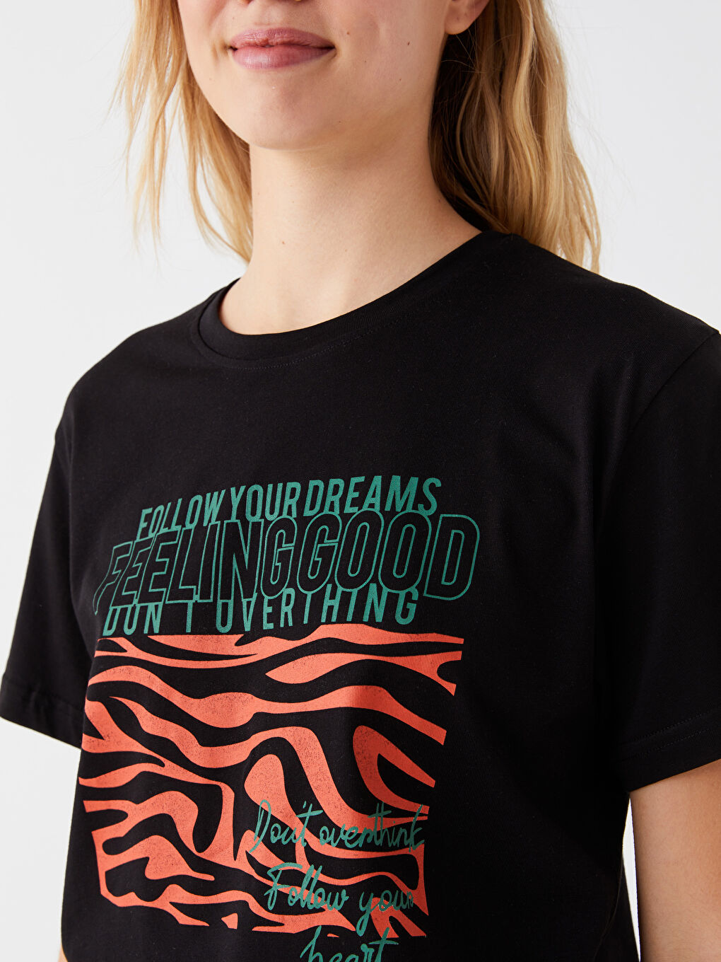 Siyah Bisiklet Yaka Baskılı Kısa Kollu Kadın Tişört-3