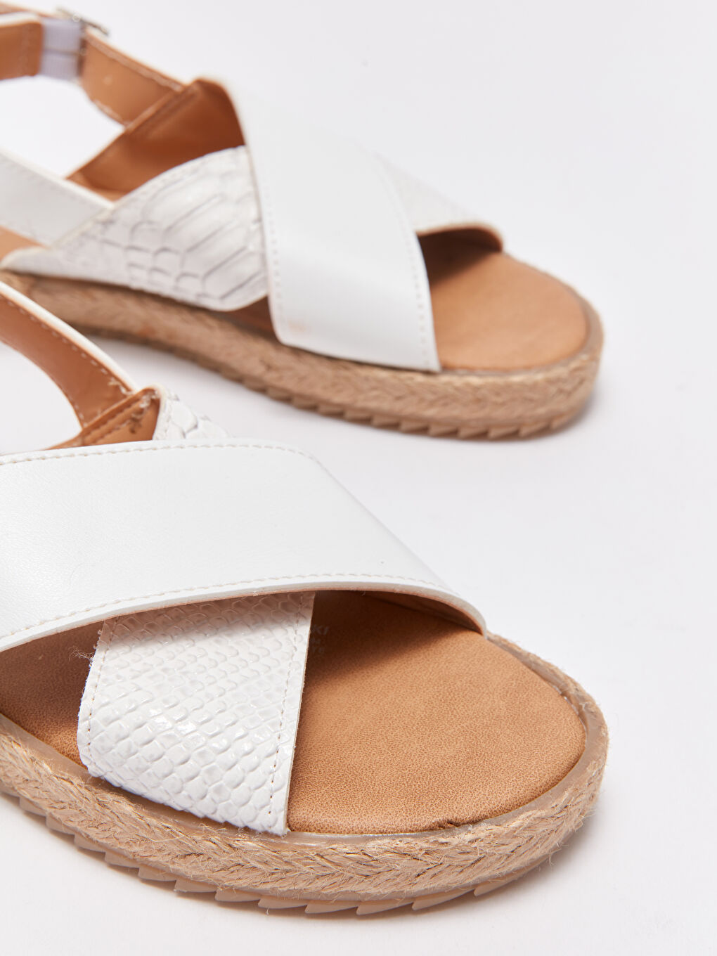 Beyaz Çapraz Bantlı Kadın Sandalet-2
