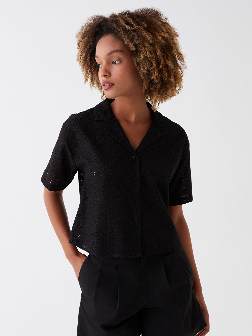 Siyah Kendinden Desenli Kısa Kollu Crop Brode Kadın Gömlek