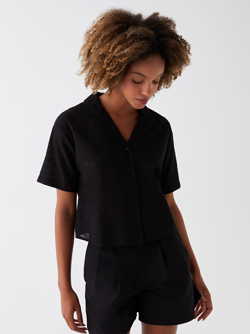 Siyah Kendinden Desenli Kısa Kollu Crop Brode Kadın Gömlek-1