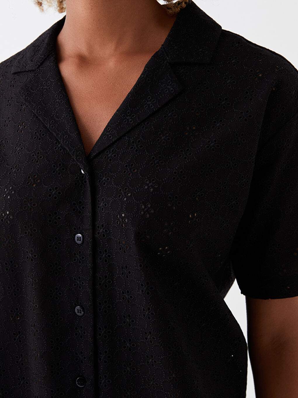 Siyah Kendinden Desenli Kısa Kollu Crop Brode Kadın Gömlek-3