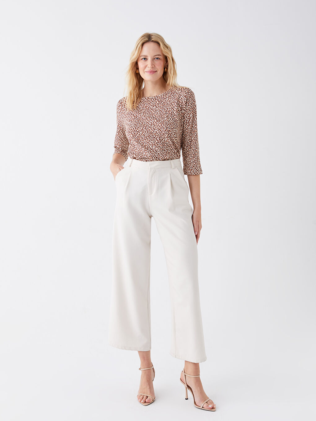 Bej Bisiklet Yaka Desenli Tişört-2