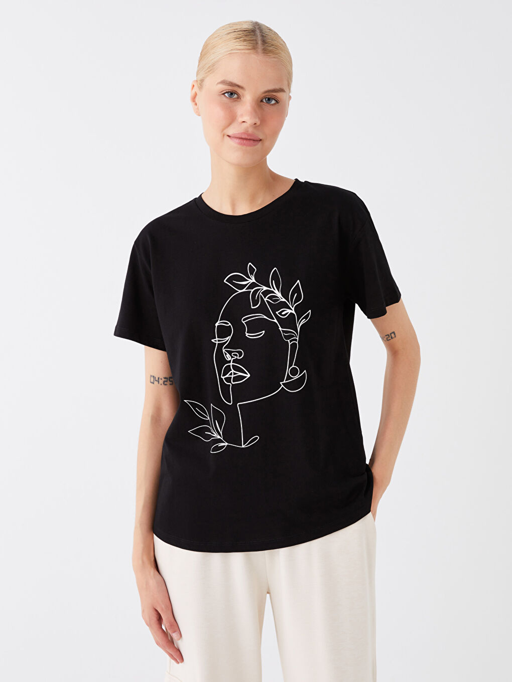 Siyah Bisiklet Yaka Baskılı Kısa Kollu Kadın Tişört