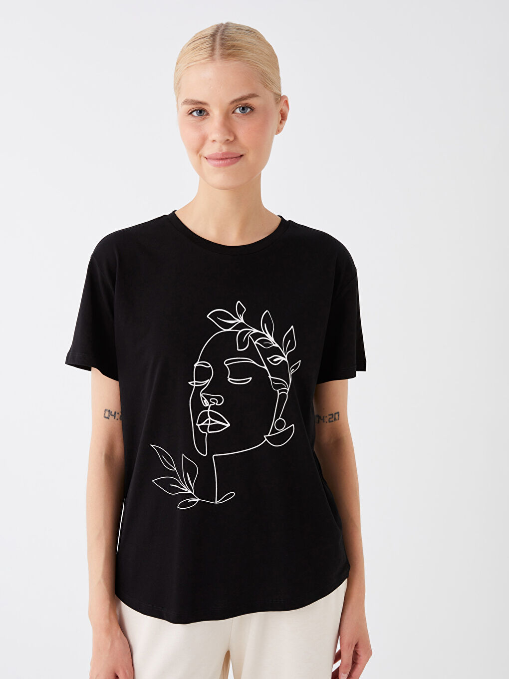 Siyah Bisiklet Yaka Baskılı Kısa Kollu Kadın Tişört-1