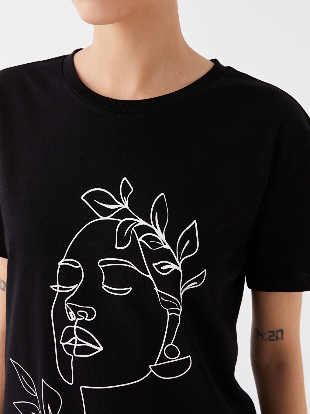 Siyah Bisiklet Yaka Baskılı Kısa Kollu Kadın Tişört-3