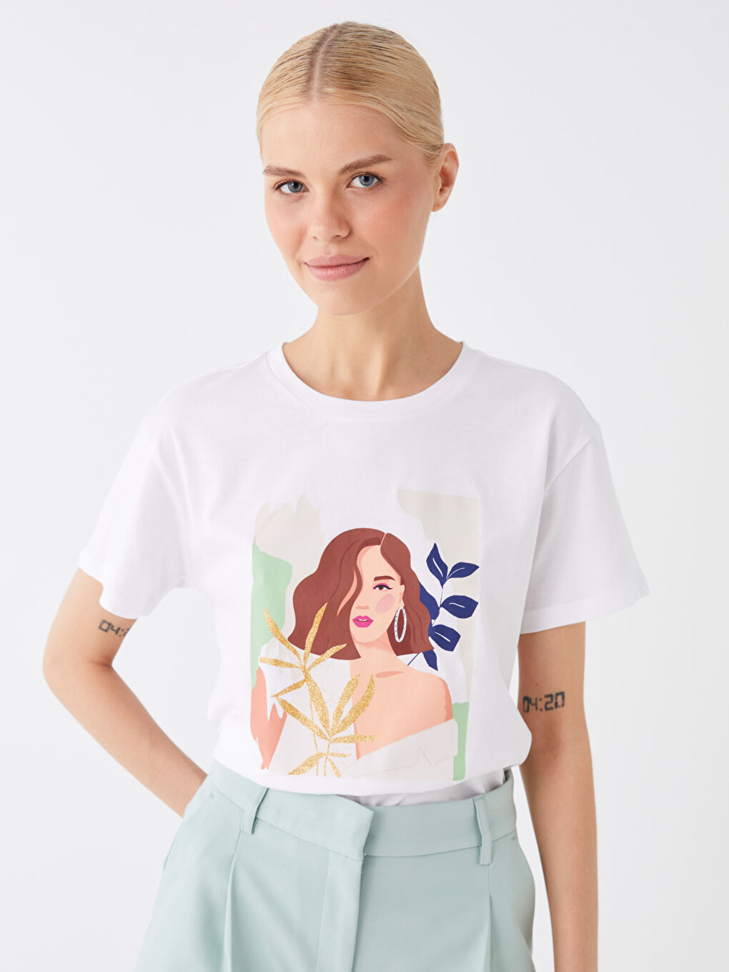 Ekru Bisiklet Yaka Baskılı Kısa Kollu Kadın Tişört