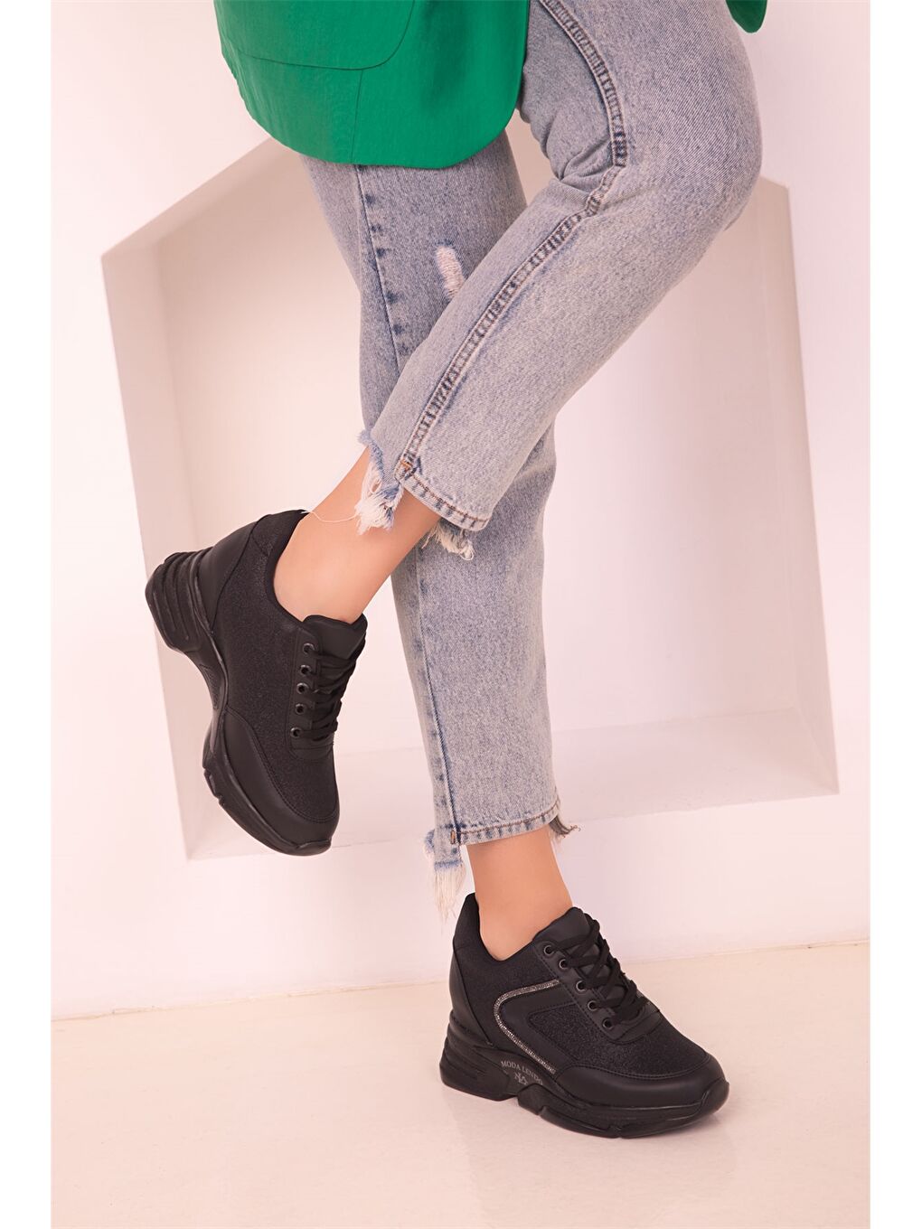 Siyah Bağcıklı Kadın Aktif Spor Ayakkabı-1