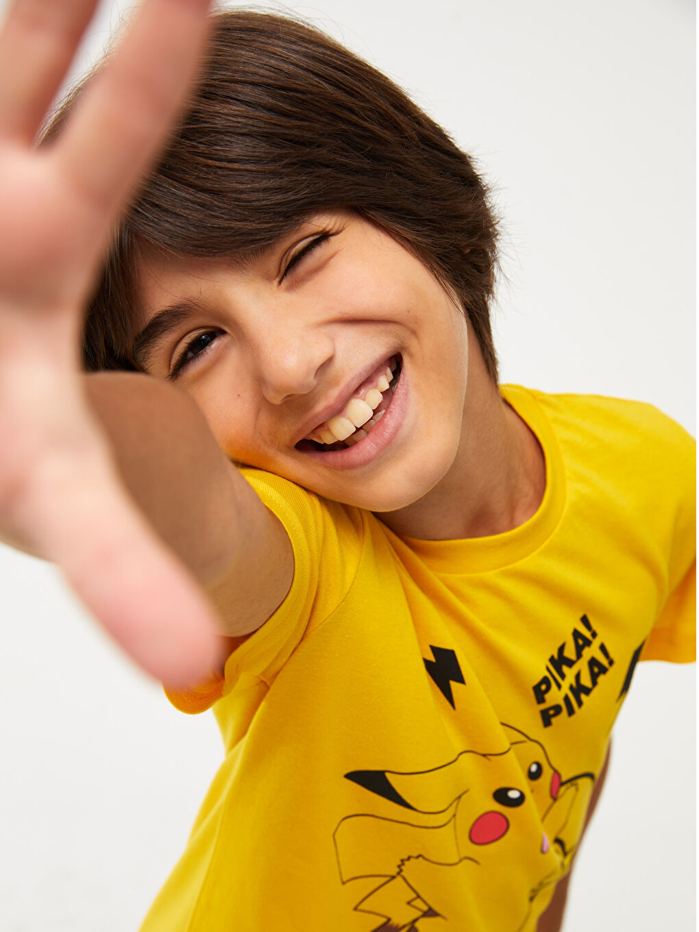 Sarı Bisiklet Yaka Pikachu Baskılı Kısa Kollu Erkek Çocuk Tişört-1