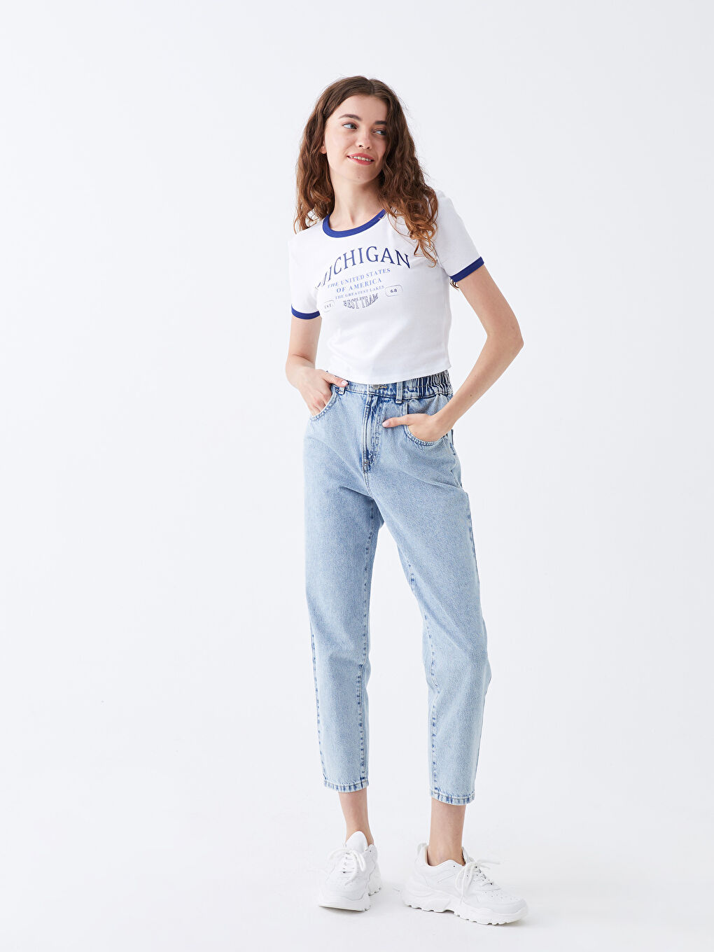 Beyaz Bisiklet Yaka Baskılı Kısa Kollu Kadın Tişört-2