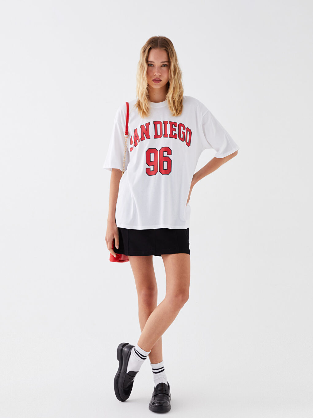 әйелдерге арналған принтті қысқа жең дөңгелек жағалы оверсайз футболка-1