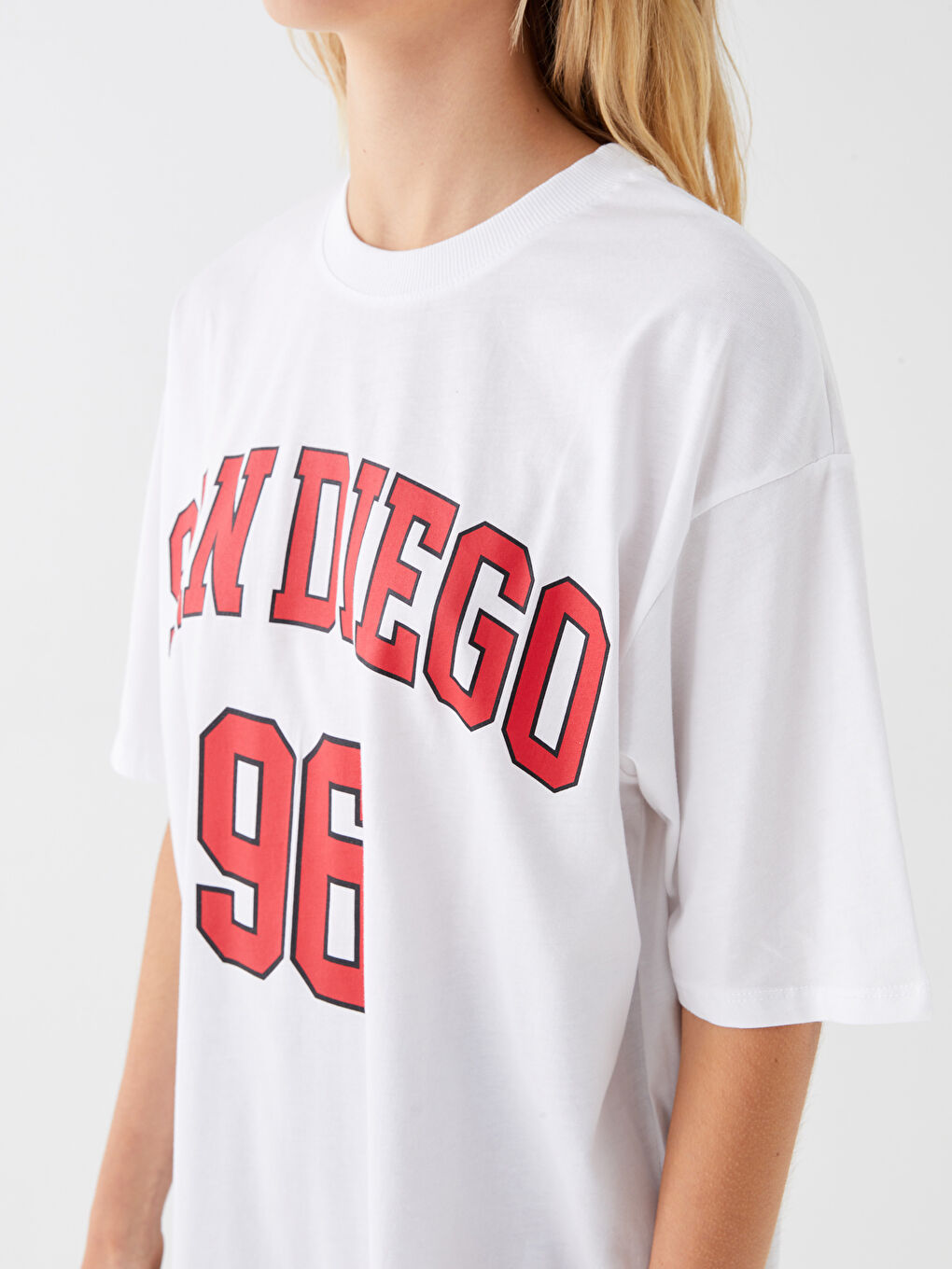 әйелдерге арналған принтті қысқа жең дөңгелек жағалы оверсайз футболка-3