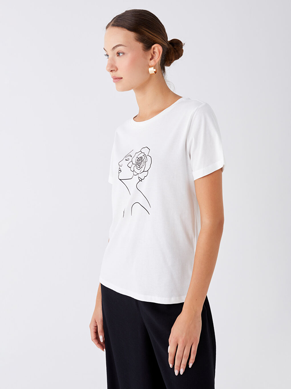 تيشيرت نسائي بأكمام قصيرة وياقة دائرية مطبوع