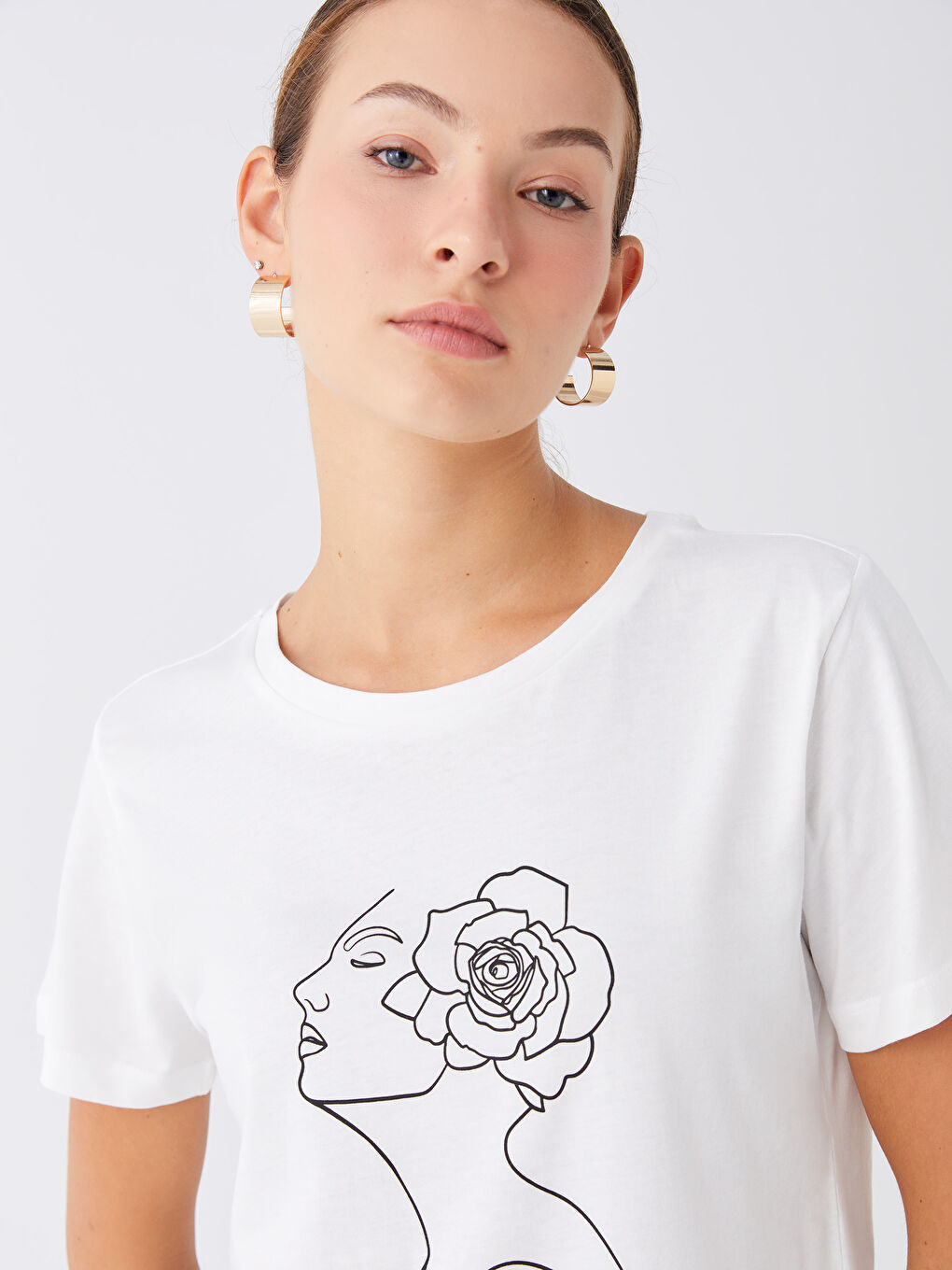 تيشيرت نسائي بأكمام قصيرة وياقة دائرية مطبوع-1