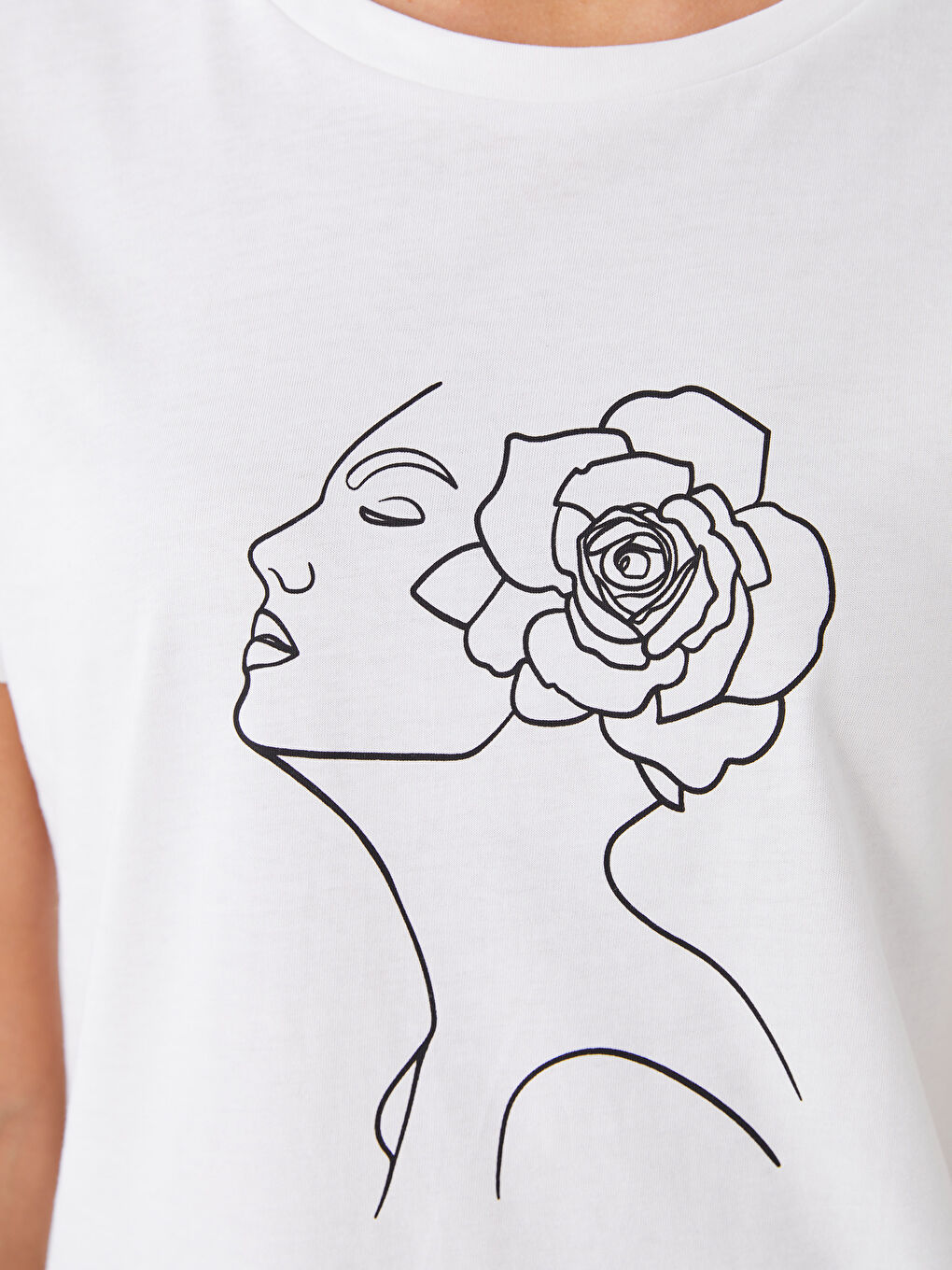 تيشيرت نسائي بأكمام قصيرة وياقة دائرية مطبوع-3