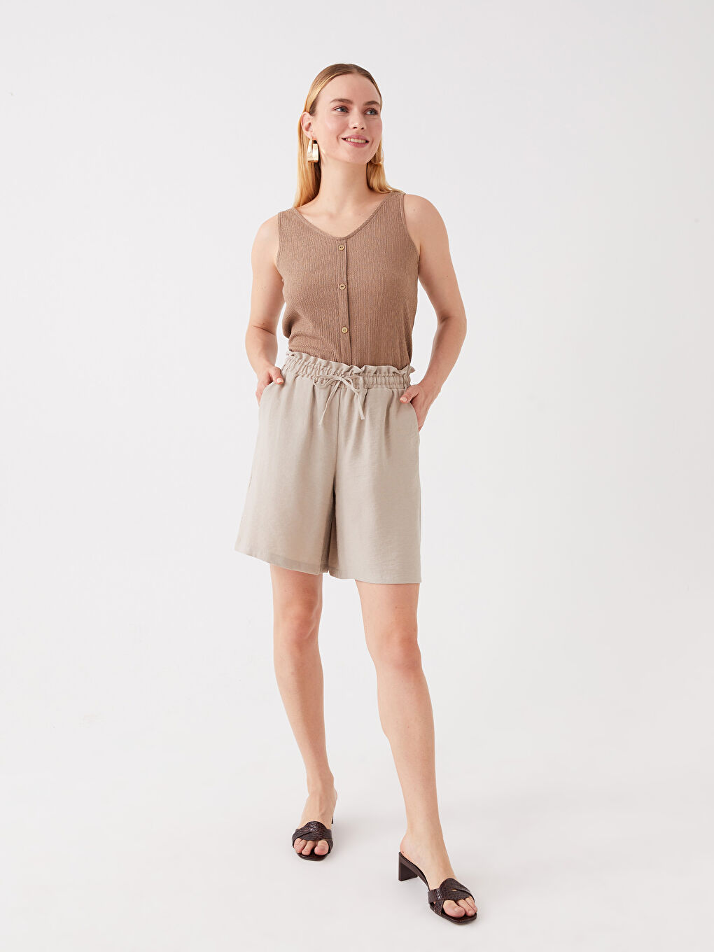 Bej Beli Lastikli Rahat Kalıp Kadın Şort