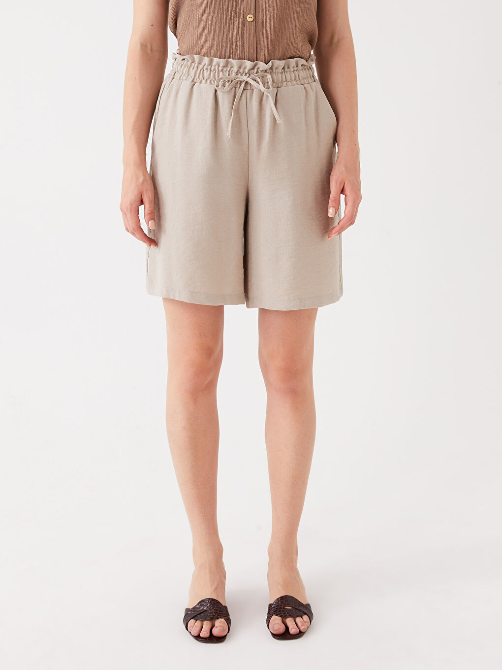 Bej Beli Lastikli Rahat Kalıp Kadın Şort-3