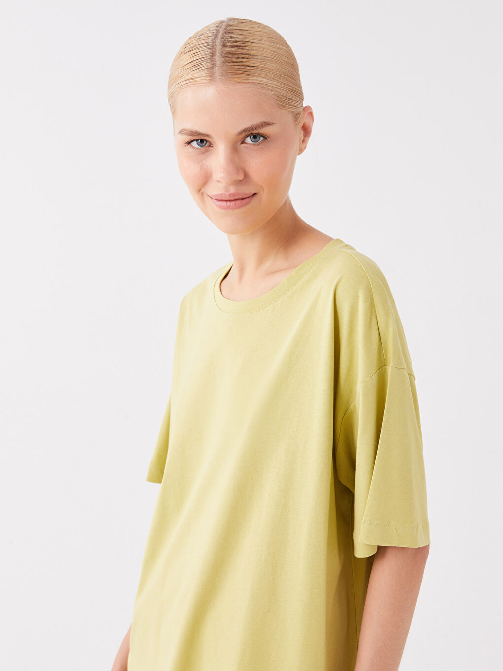 تي شيرت سادة بياقة دائرية بأكمام قصيرة للسيدات-1