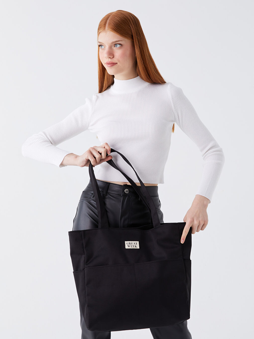 Siyah Etiket Baskılı Kadın Kol Çantası