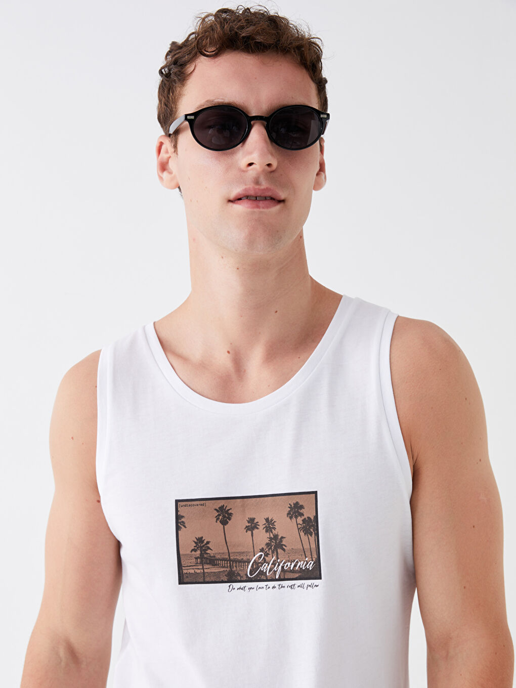 Beyaz Bisiklet Yaka Baskılı Penye Erkek Kolsuz Tişört-1