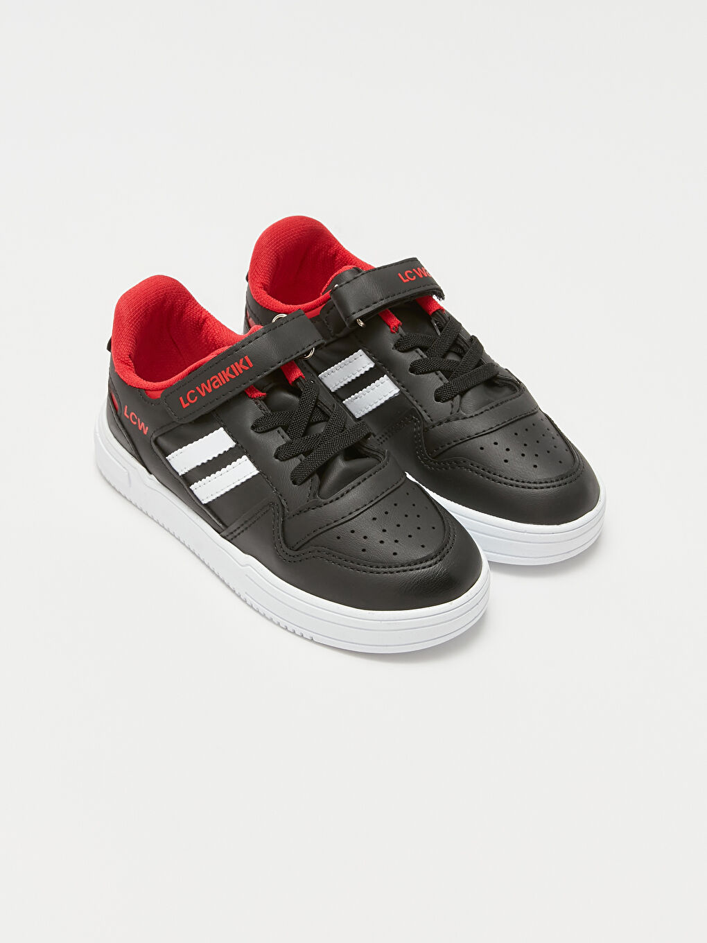 أحذية رياضية للأولاد بشريط لاصق