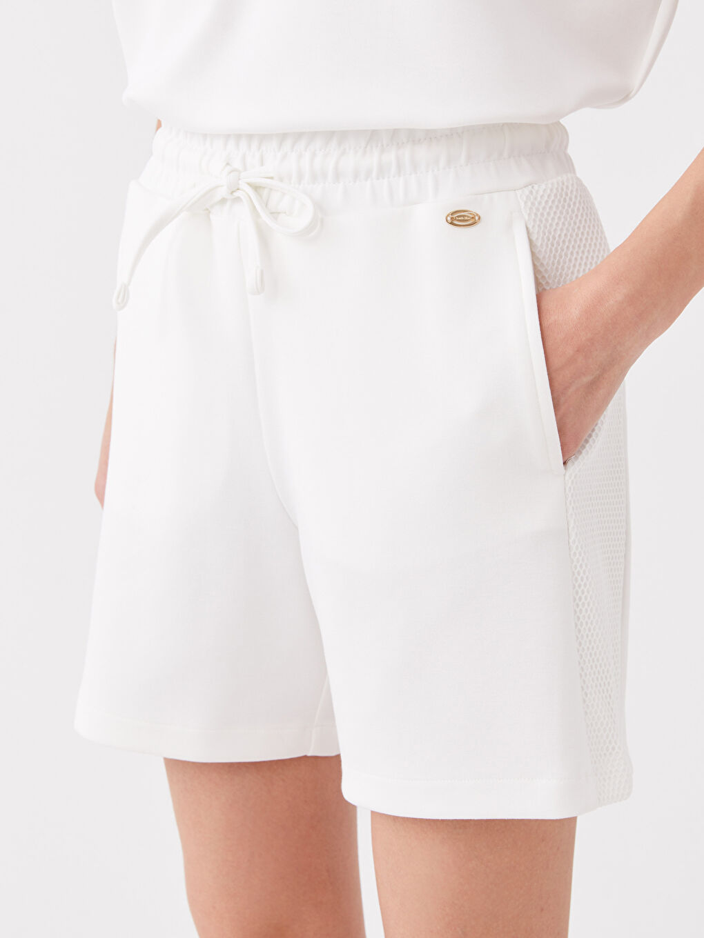 Beyaz Beli Lastikli Rahat Kalıp Kadın Şort-1