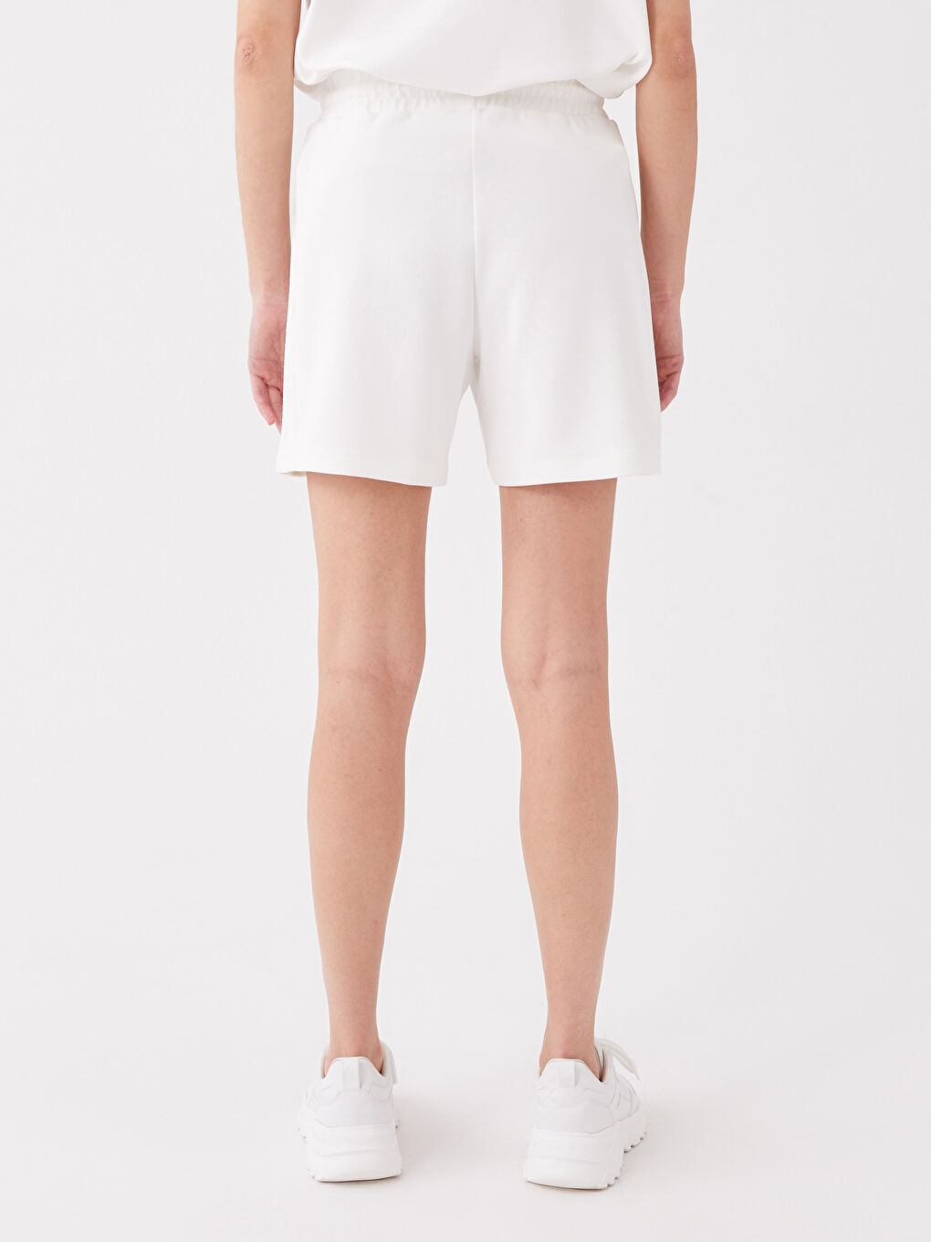 Beyaz Beli Lastikli Rahat Kalıp Kadın Şort-3
