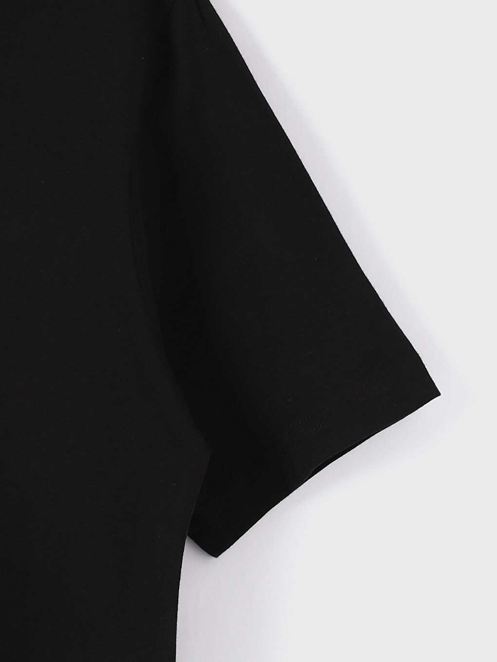 تيشيرت رجالي بياقة على شكل حرف V وكم قصير مطبوع-2