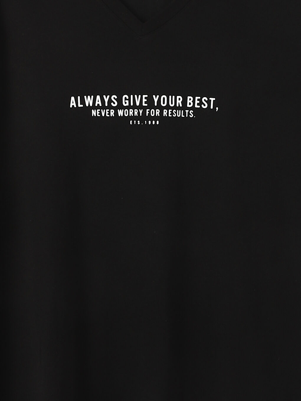 تيشيرت رجالي بياقة على شكل حرف V وكم قصير مطبوع-3