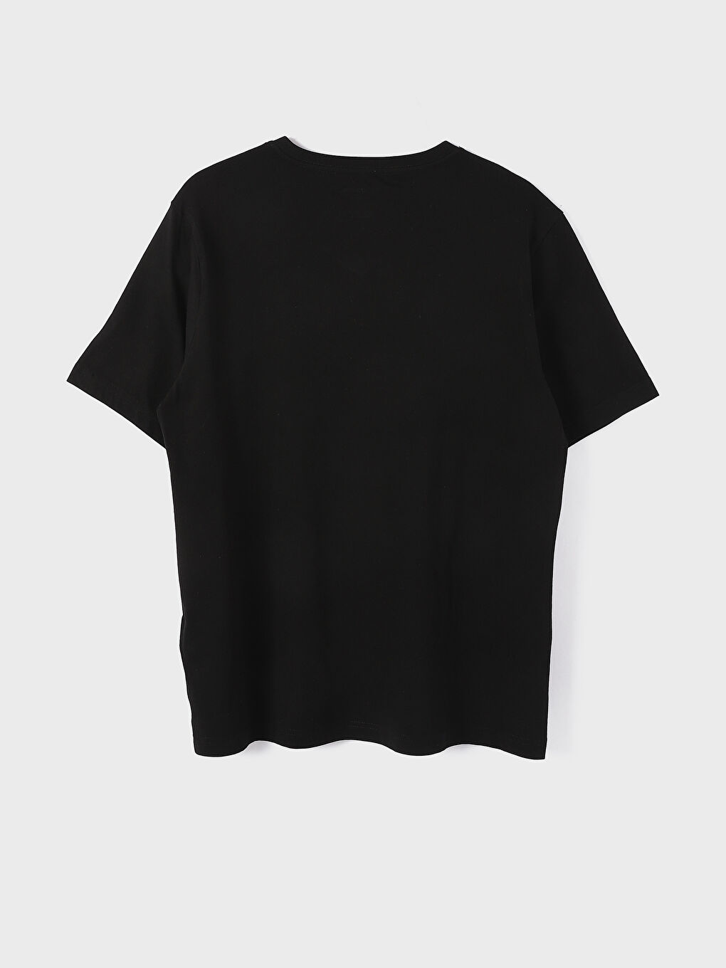 تيشيرت رجالي بياقة على شكل حرف V وكم قصير مطبوع-1