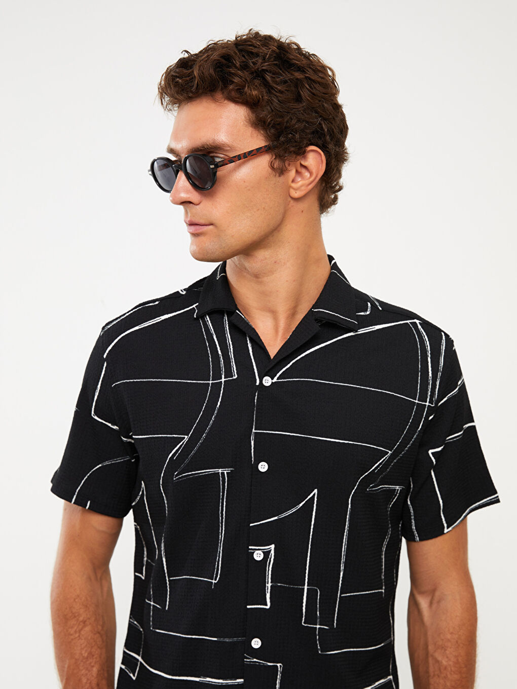 Siyah Regular Fit Kısa Kollu Desenli Erkek Gömlek-1