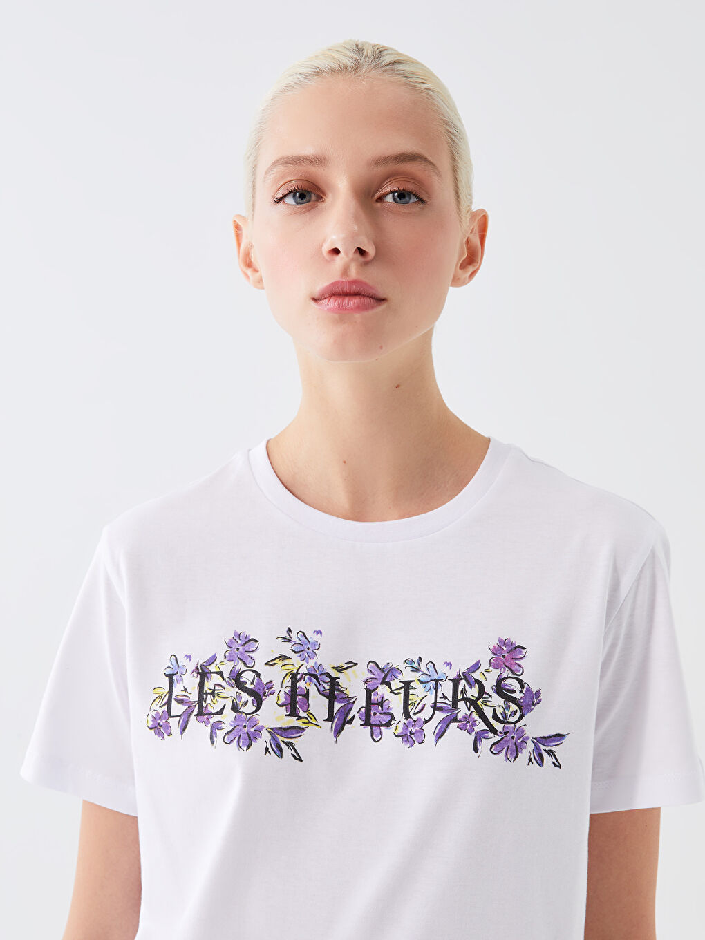 تيشيرت نسائي بأكمام قصيرة وياقة دائرية مطبوع-1