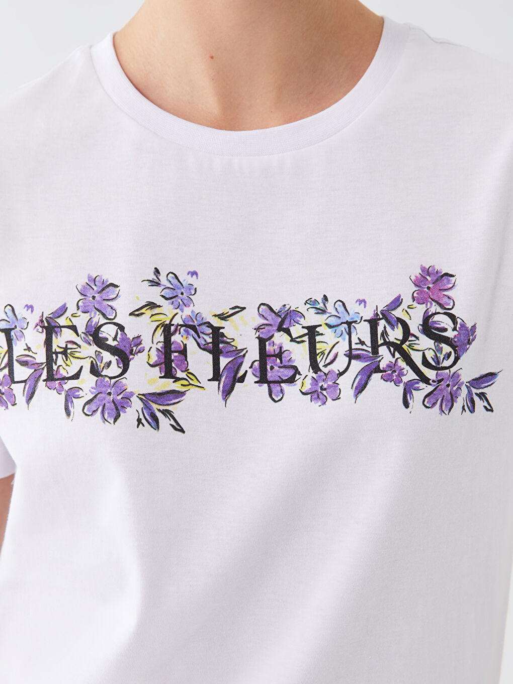 تيشيرت نسائي بأكمام قصيرة وياقة دائرية مطبوع-3