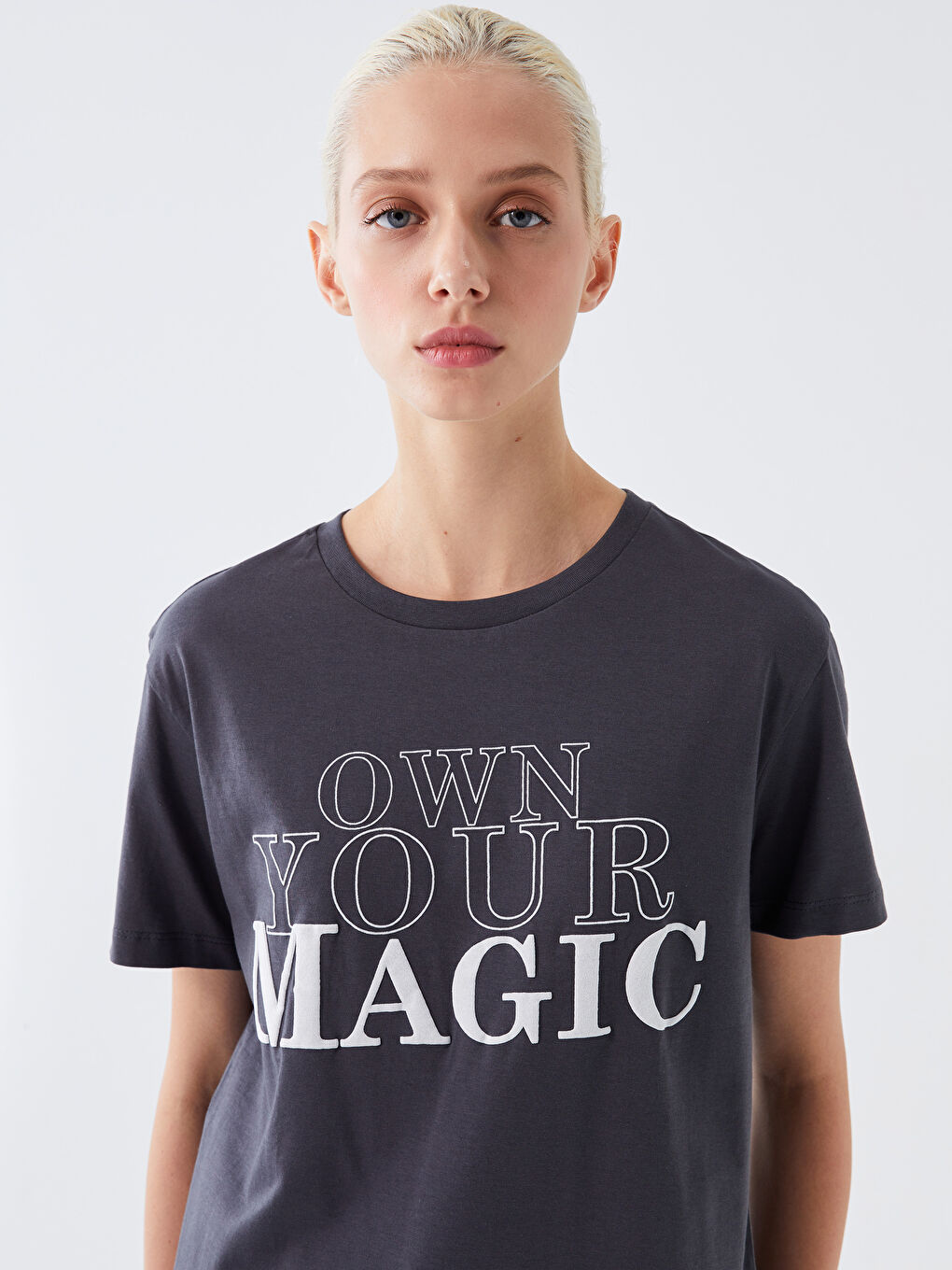 تيشيرت نسائي بأكمام قصيرة وياقة دائرية مطبوع-1