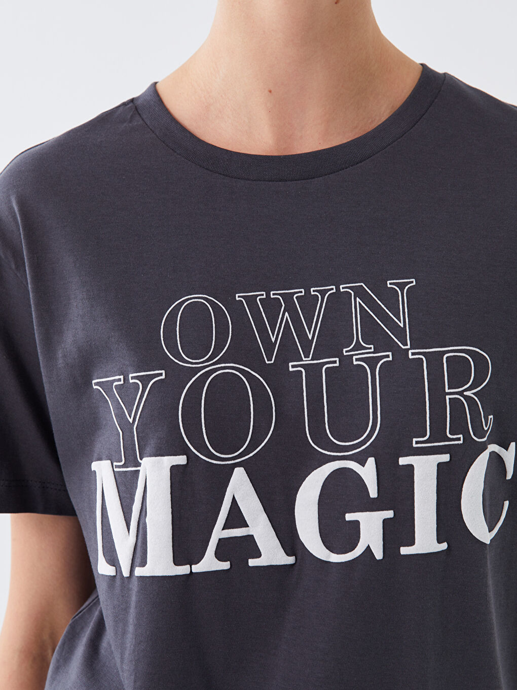 تيشيرت نسائي بأكمام قصيرة وياقة دائرية مطبوع-3