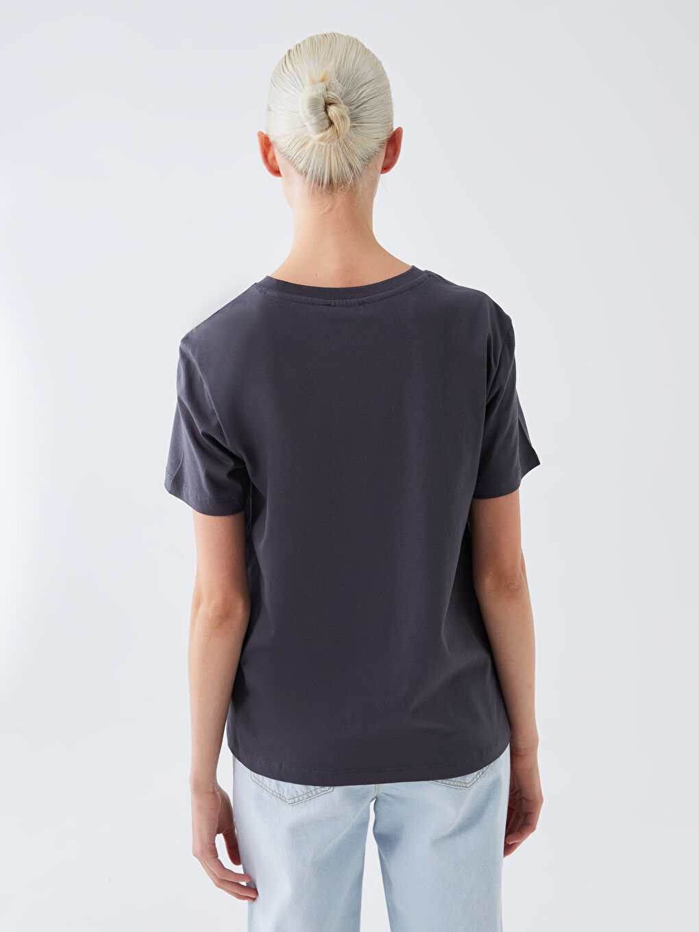 تيشيرت نسائي بأكمام قصيرة وياقة دائرية مطبوع-4