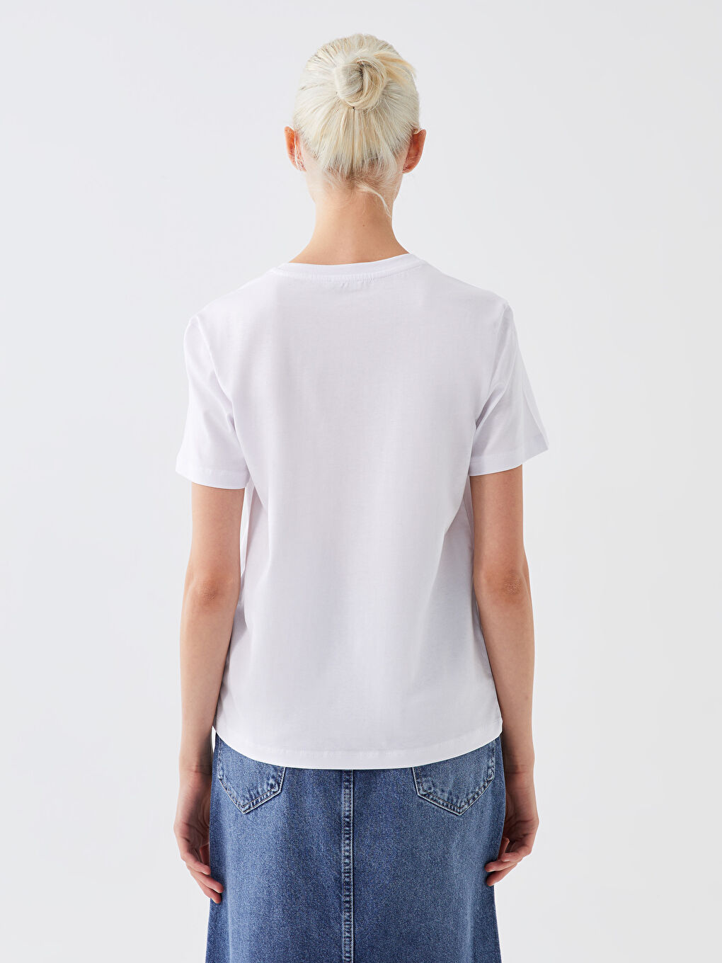 تيشيرت نسائي بأكمام قصيرة وياقة دائرية مطبوع-4