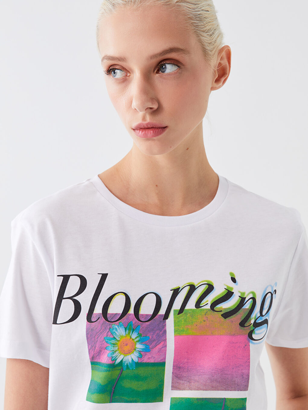 تيشيرت نسائي بأكمام قصيرة وياقة دائرية مطبوع-1