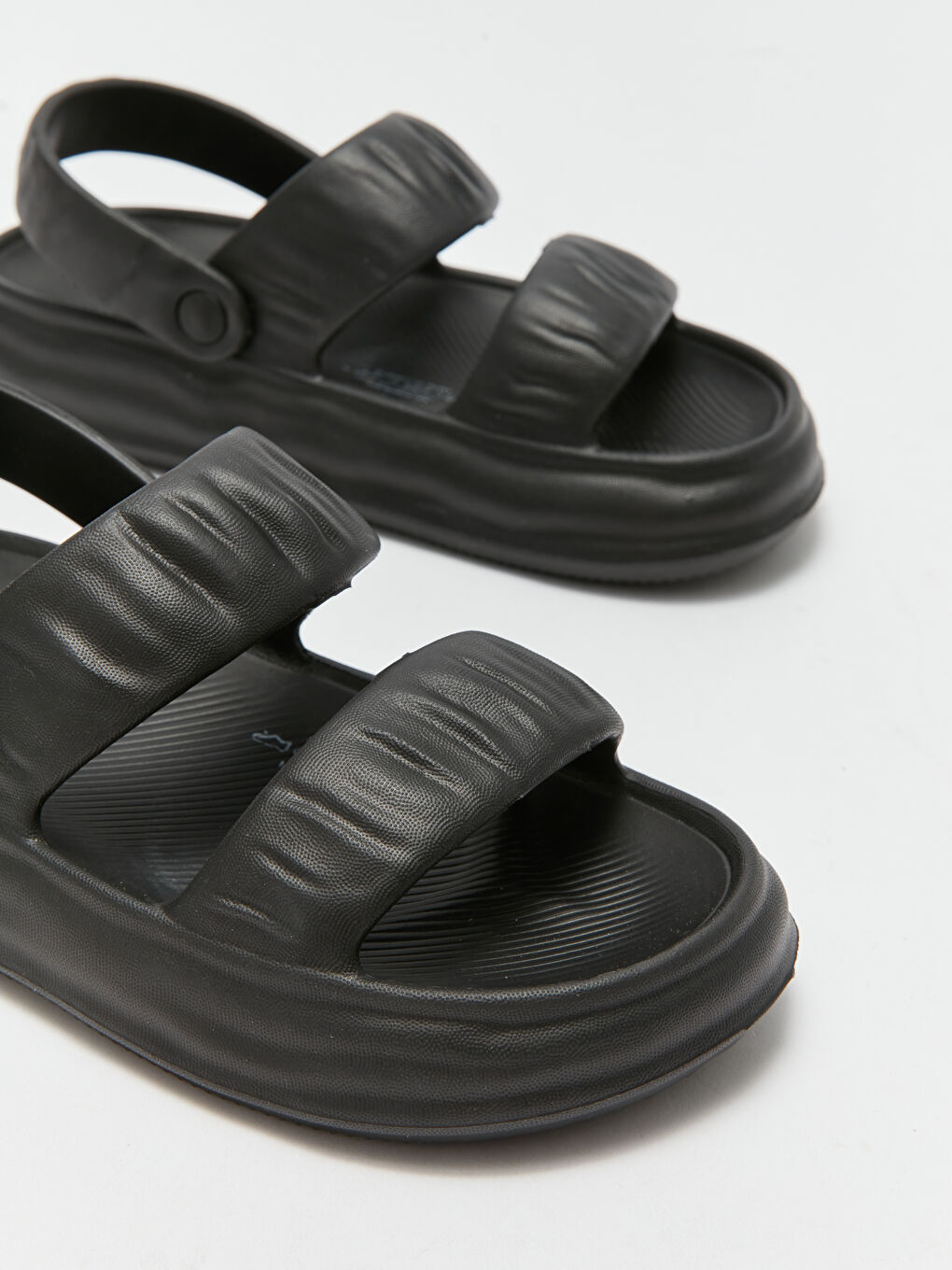 Siyah Deri Görünümlü Çift Bantlı Kadın Sandalet-2