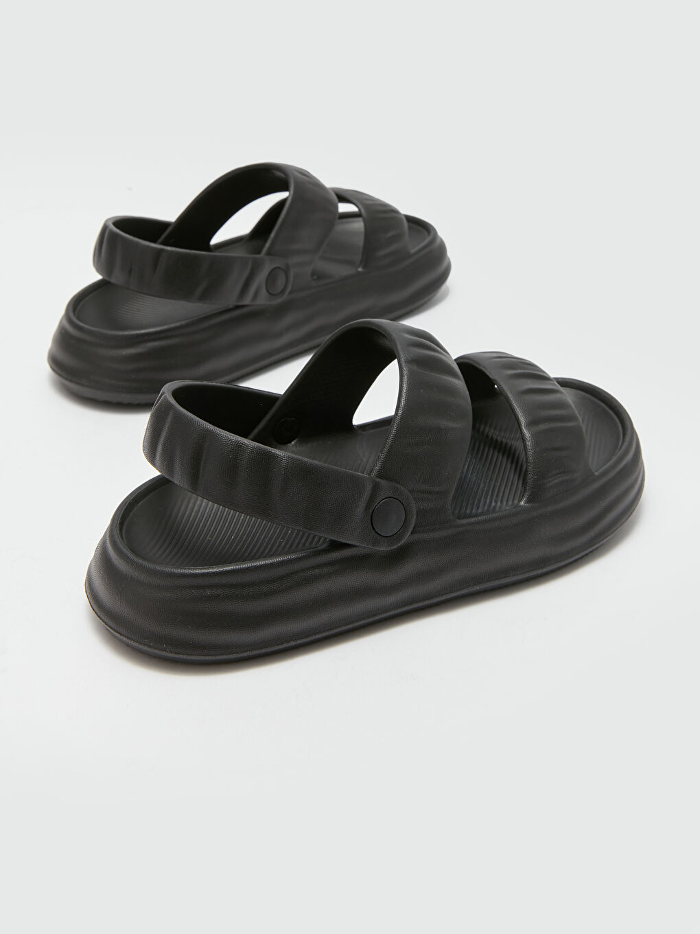 Siyah Deri Görünümlü Çift Bantlı Kadın Sandalet-4