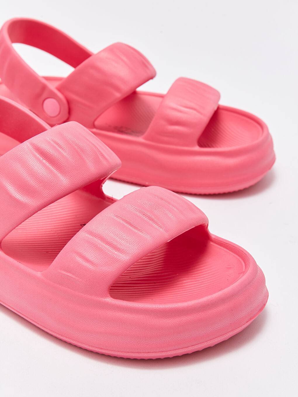 صنادل بحزام مزدوج بمظهر الجلد للسيدات-2