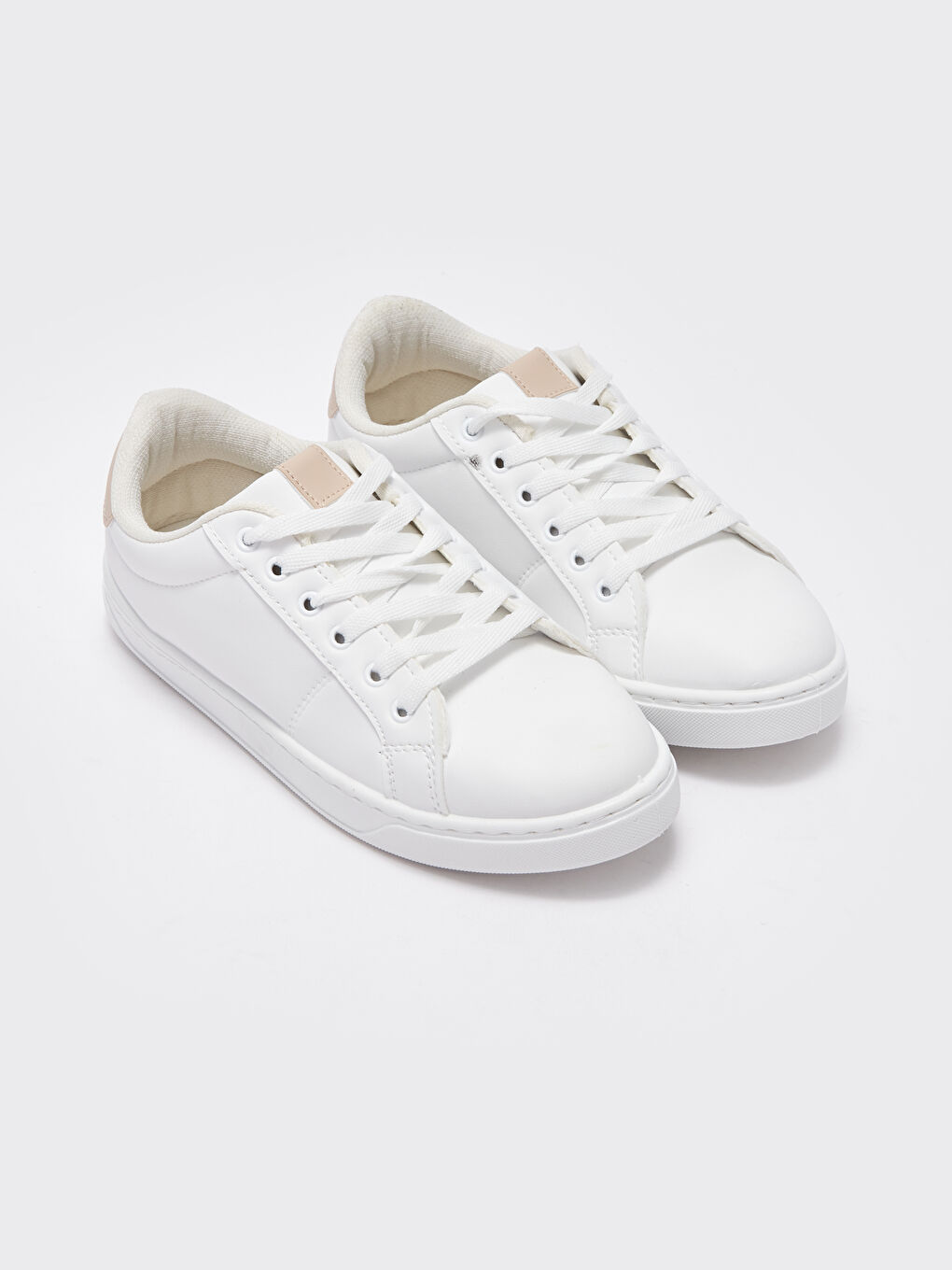 Beyaz Bağcıklı Kadın Spor Ayakkabı