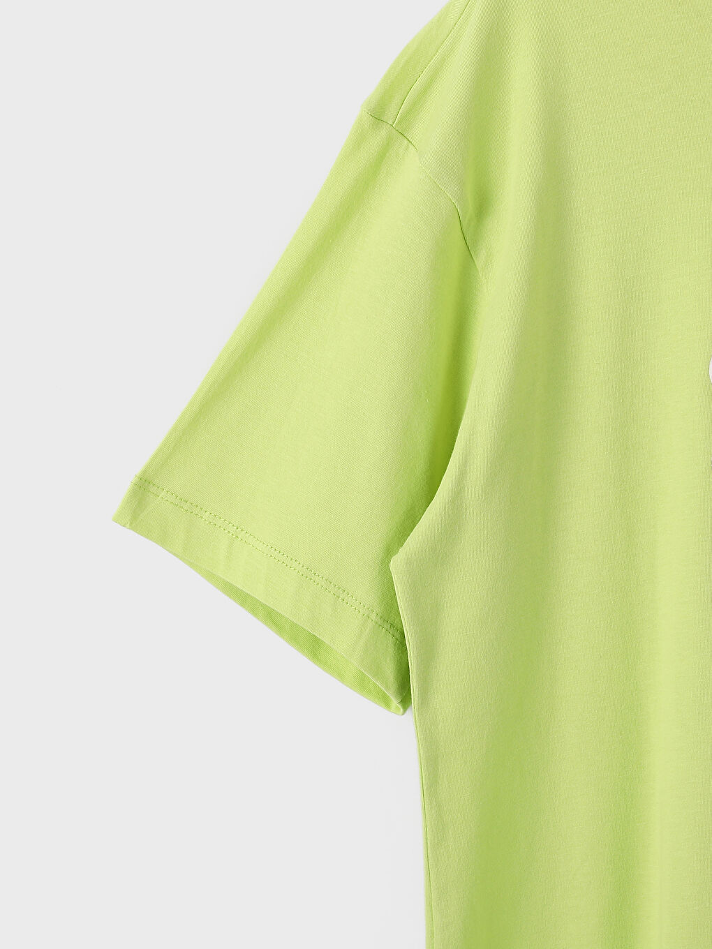 تيشيرت كم قصير مطبوع بياقة دائرية للرجال-2