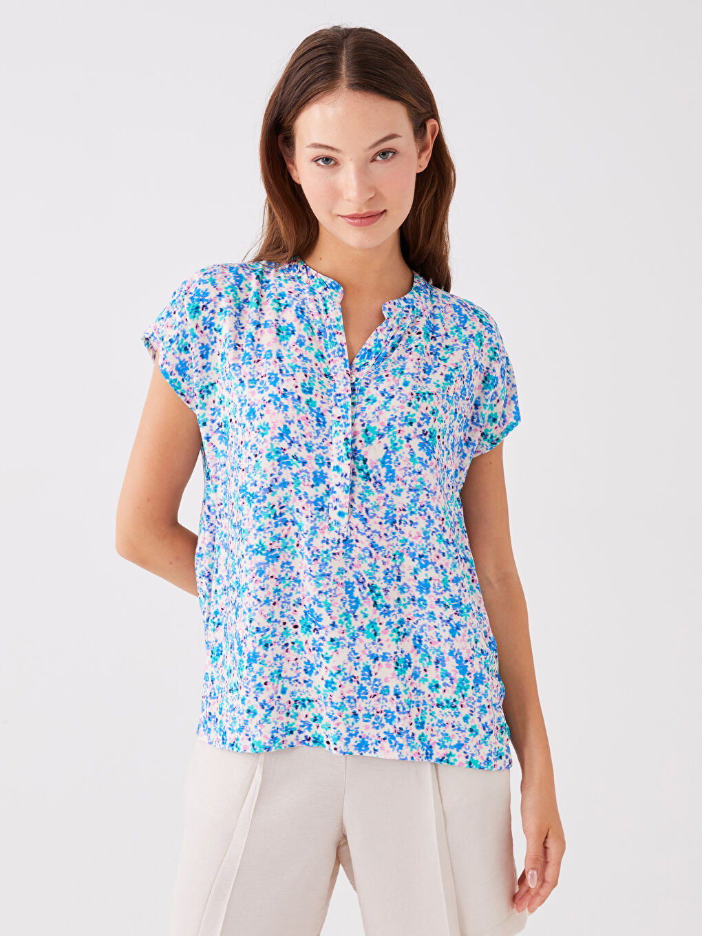 Karışık Kaçık Yaka Desenli Kısa Kollu Kadın Bluz