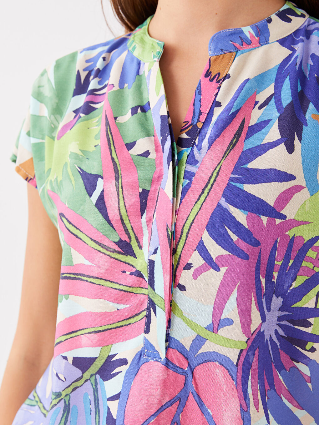 Yeşil Kaçık Yaka Desenli Kısa Kollu Kadın Bluz-3