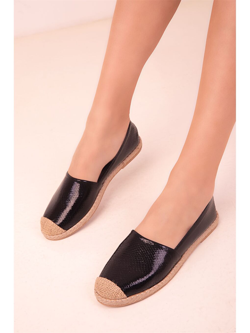 Siyah Deri Görünümlü Kadın Babet-2