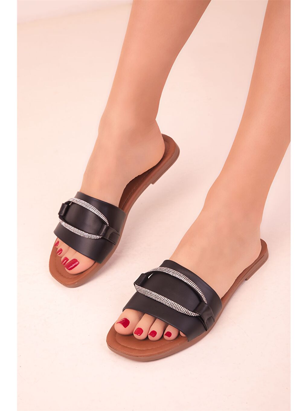 Siyah Deri Görünümlü Tek Bantlı Kadın Terlik-2