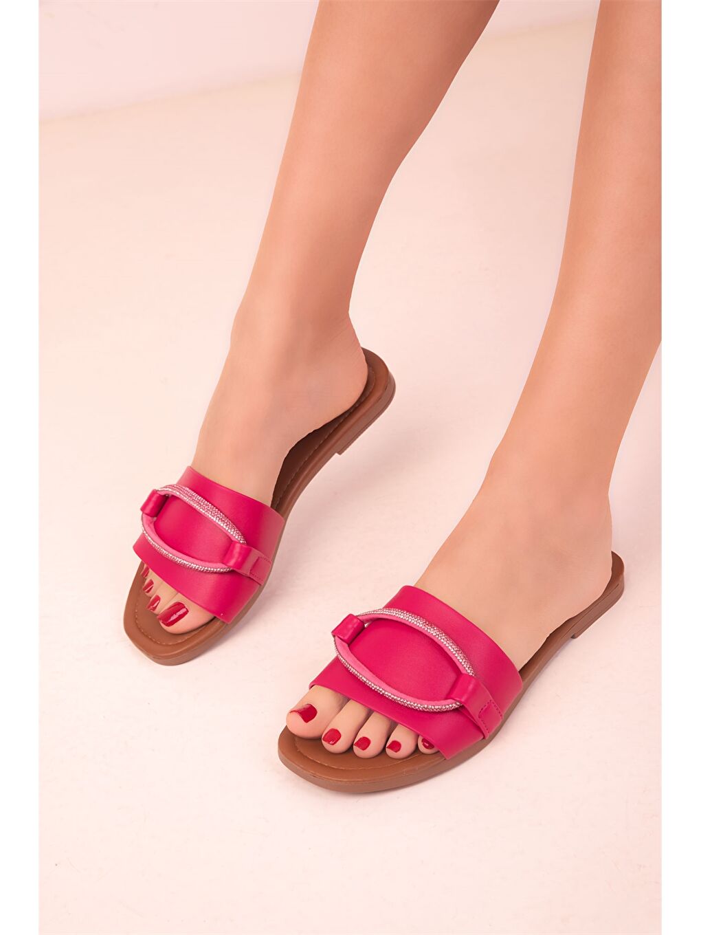 Fuşya Deri Görünümlü Tek Bantlı Kadın Terlik-3