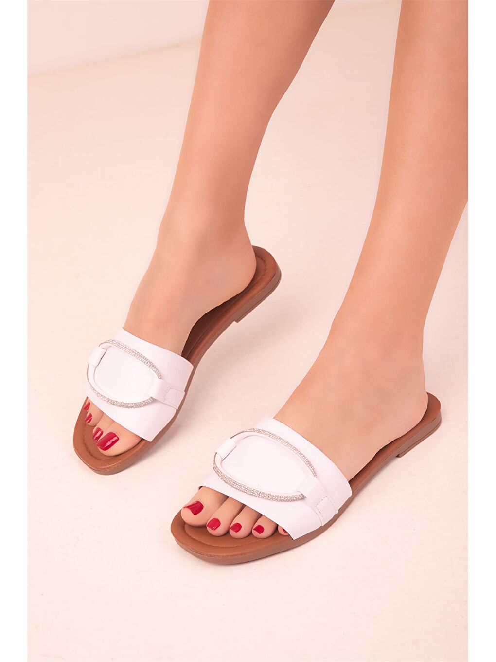 Beyaz Deri Görünümlü Tek Bantlı Kadın Terlik-2